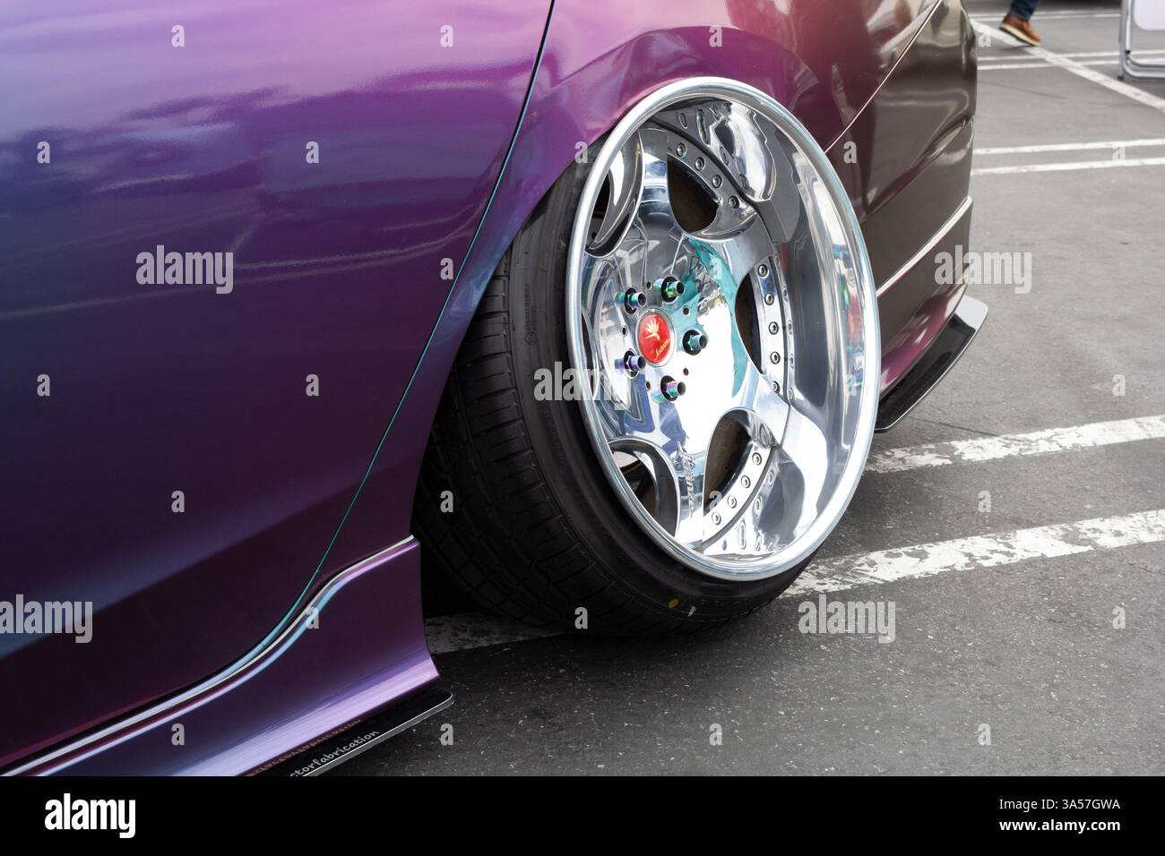 Santa Ana, California, Stati Uniti - 06-08-2019: Vista di un veicolo personalizzato con ruote con angolo di campanatura. Foto Stock