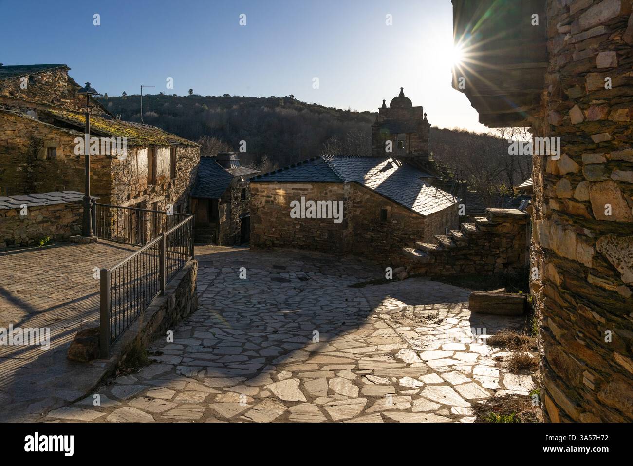 Chiesa del bellissimo villaggio di Santa Cruz de los Cuerragos con le case tradizionali Foto Stock