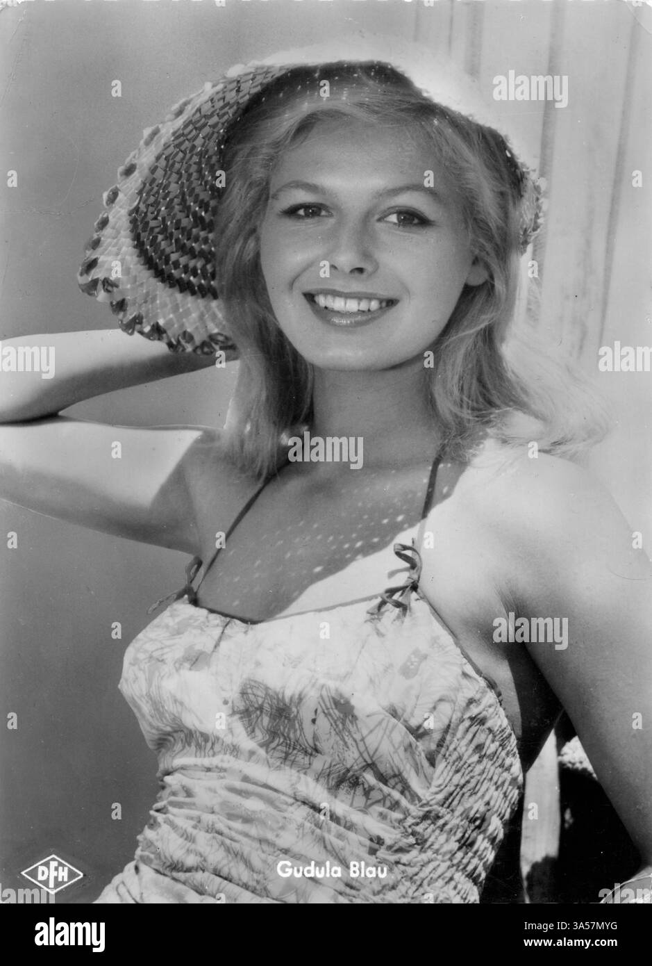 Un'antica cartolina con l'attrice tedesca, autrice, cantante Gudula Blau, pubblicata in Germania, intorno agli anni '1950 SOLO PER USO EDITORIALE Foto Stock