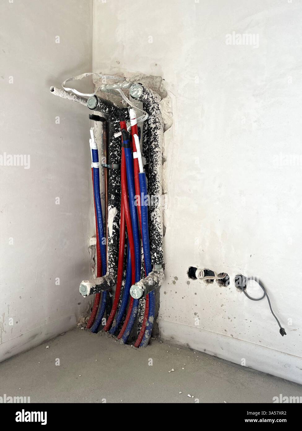 tubi di riscaldamento, tubi del gas, nuovo sviluppo, nuova costruzione, in costruzione, sistema di riscaldamento, nuova costruzione, appartamento, casa, nuova casa, tubi, HVAC, MEP Foto Stock