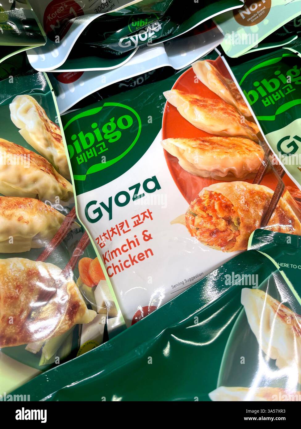 Gyoza, kimchi e pollo, cibi confezionati surgelati, bibigo, mandu, gnocchi asiatici, cucina coreana, gnocchi pronti da cucinare, gnocchi surgelati - Immagine stock catturata con smartphone