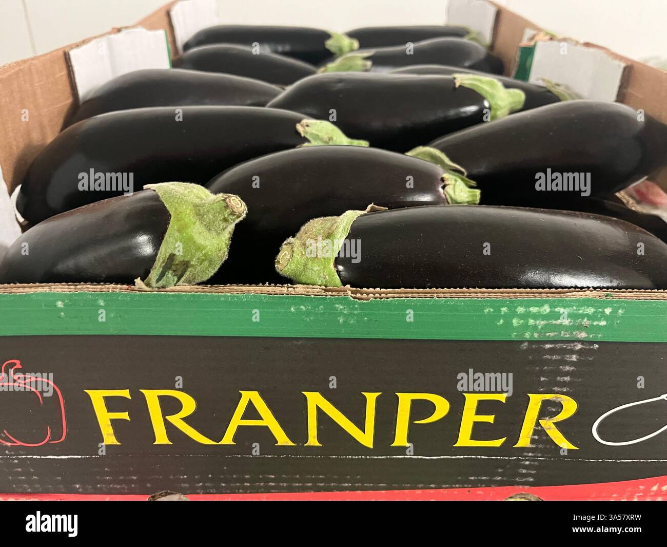Franper, melanzane, melanzane, brinjal, baigan, Solanum melongena, cassa di melanzane, cassa di melanzane, agricoltura, approvvigionamento alimentare, distribuzione - Immagine stock catturata con smartphone