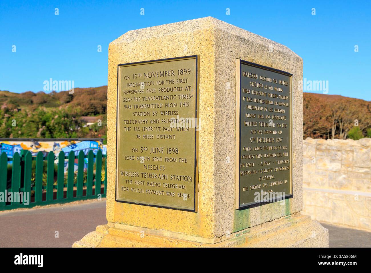 Stele commemorativa la trasmissione senza fili di Marconi, allume Bay, Isle of Wight, Regno Unito Foto Stock