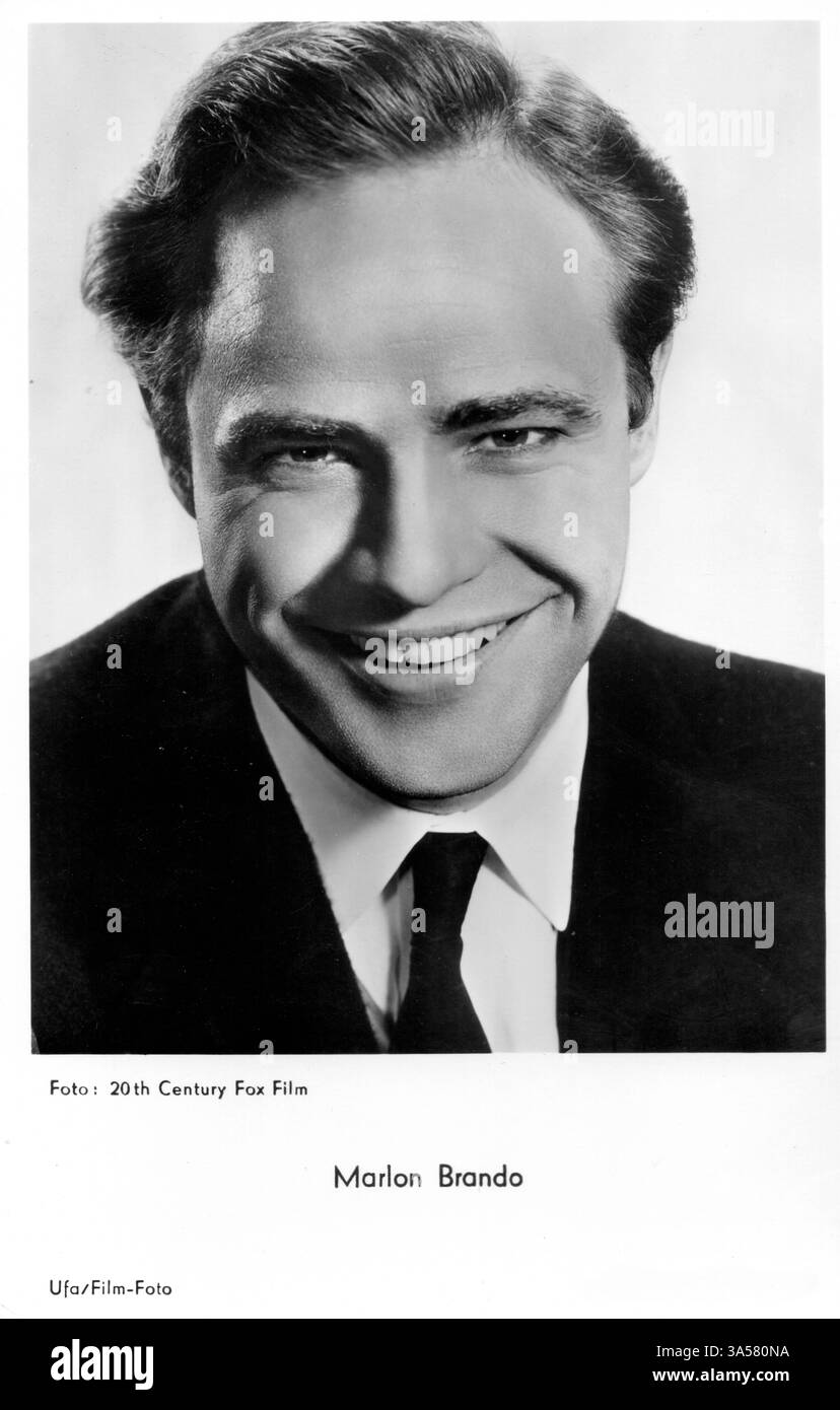 Un'antica cartolina con l'attore americano Marlon Brando, pubblicata in Germania, intorno agli anni '1950 SOLO PER USO EDITORIALE Foto Stock