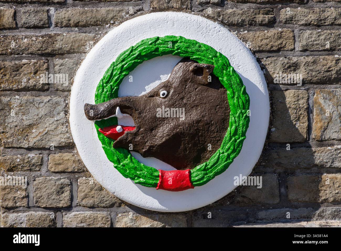 Memoriale per la difesa di Bastogne da parte di Emile Cady, Belgio, che reca il simbolo del cappello del cinghiale simbolo del 2nd Chasseurs Ardennais Regiment Foto Stock