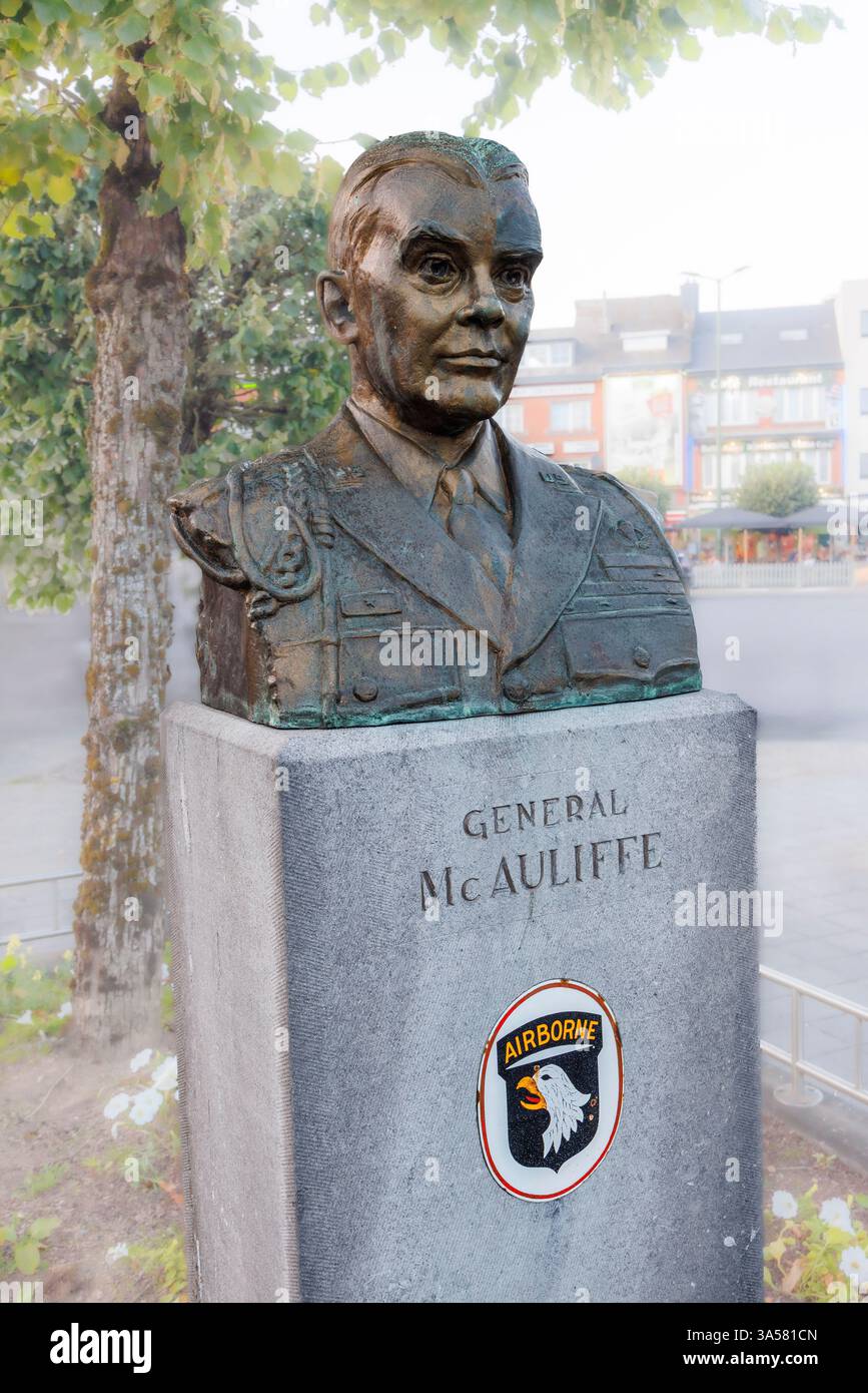 Busto del generale McAuliffe, US Army Airborne Division, Bastogne, Belgio Foto Stock