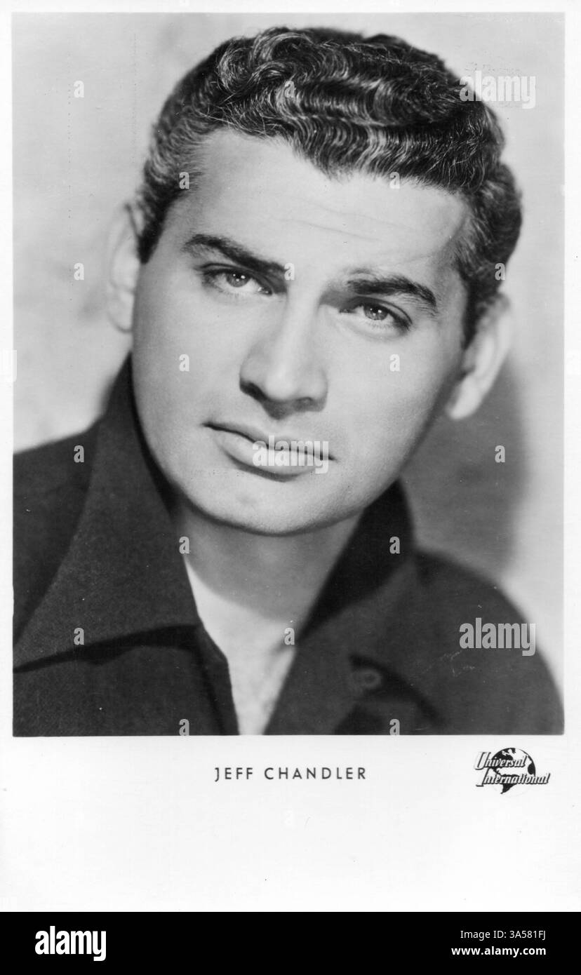 Un'antica cartolina con l'attore americano Jeff Chandler, pubblicata in Germania, intorno agli anni '1950 SOLO PER USO EDITORIALE Foto Stock