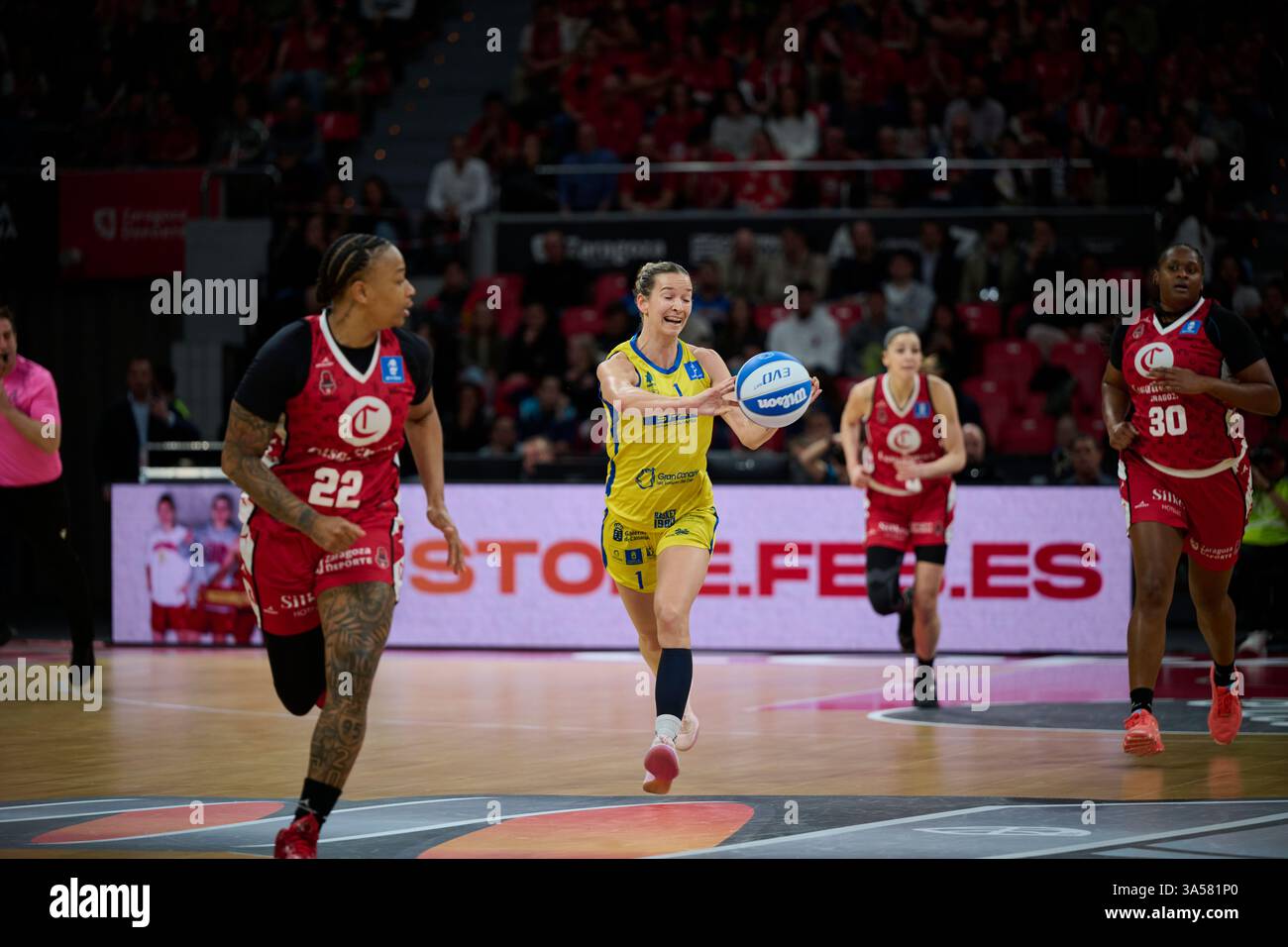 Karla Esjavec di Spar Gran Canarias visto in azione durante il quarto quarto quarto di finale della Queen's Cup of Basketball 2025 tra Casademont Saragozza e Spar Canarias alla Prince Felipe Arena. (Foto di Vicente Vidal Fernandez/Sipa USA) credito: SIPA USA/Alamy Live News Foto Stock