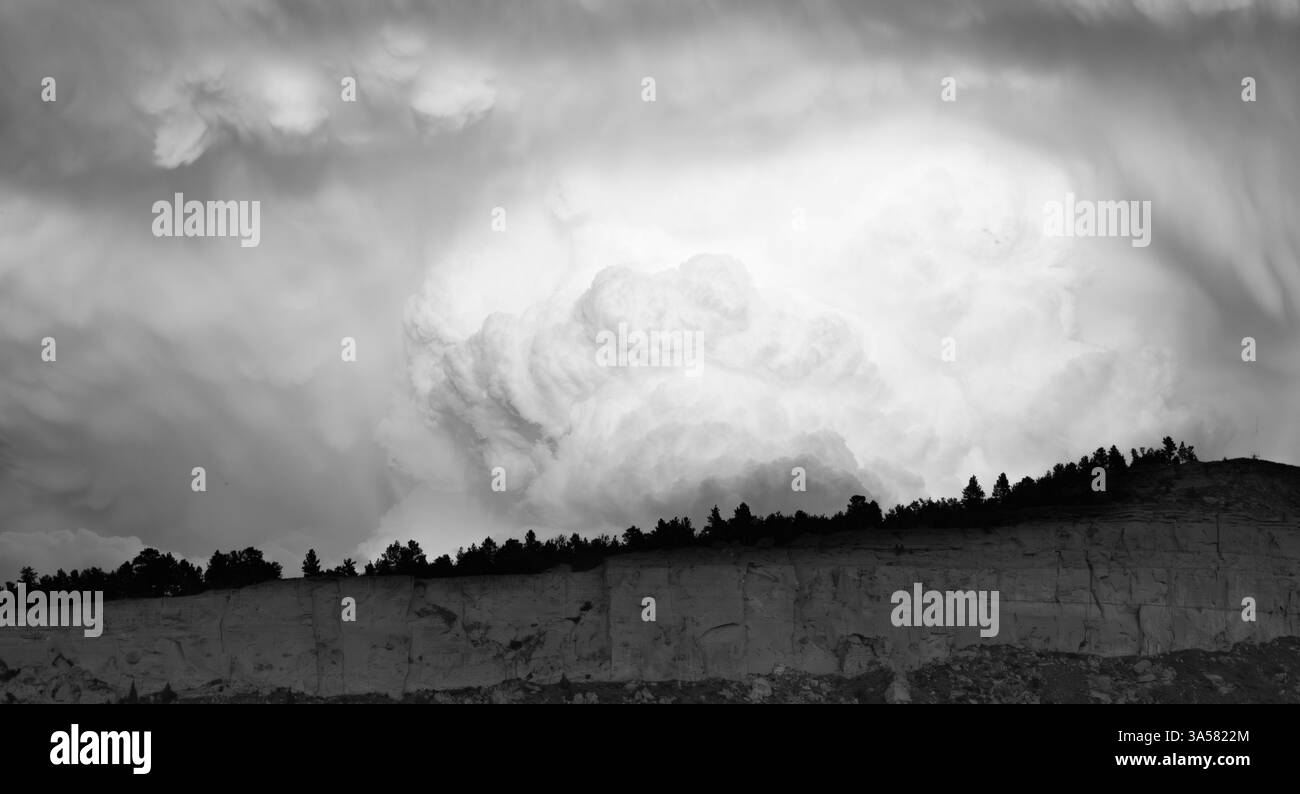 Spettacolari nuvole di temporali o una supercell sulle Sacrifice Cliffs in bianco e nero. Foto Stock