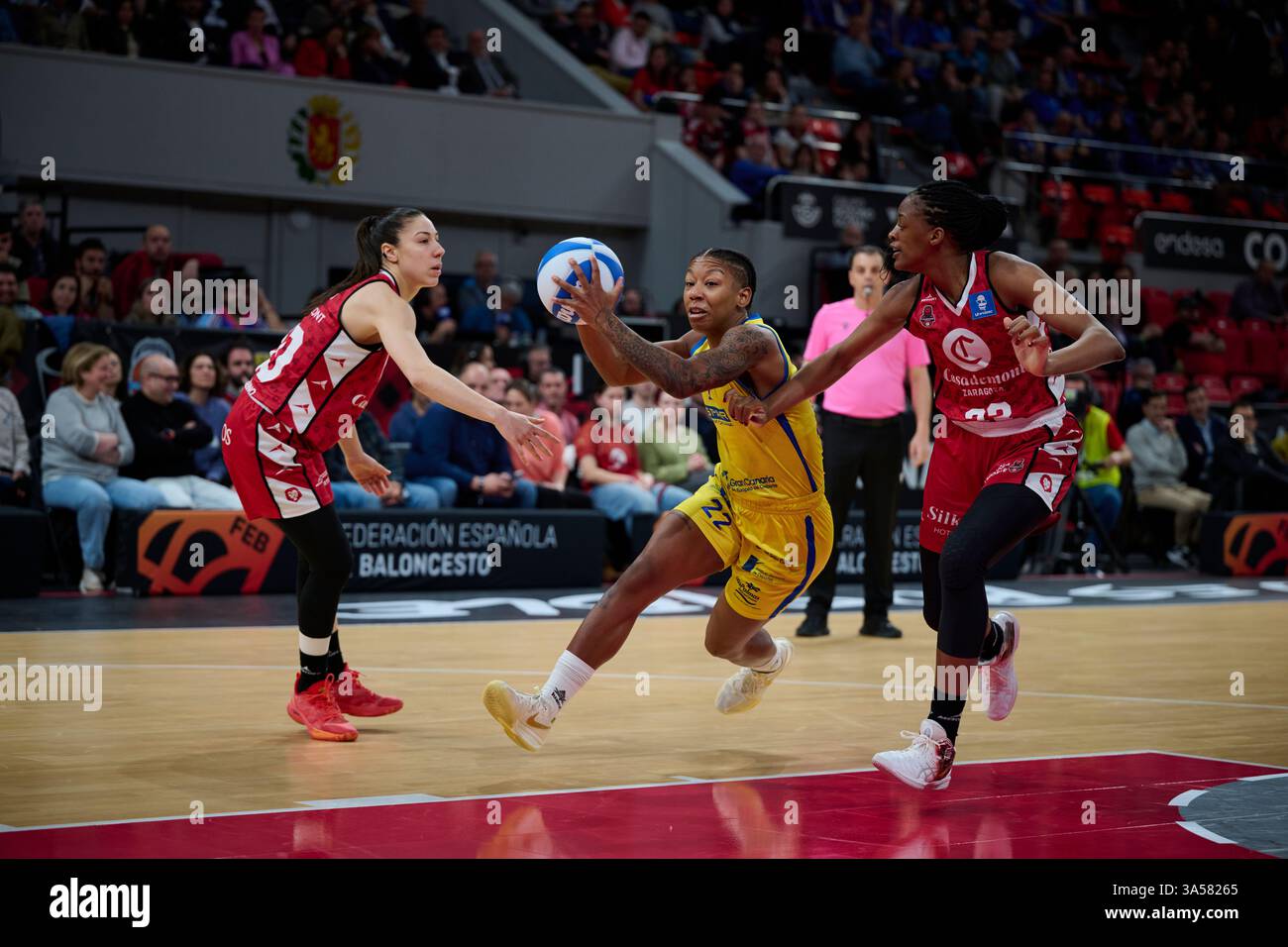 Dominique Toussanint di Spar Gran Canarias visto in azione durante il quarto quarto quarto di finale della Queen's Cup of Basketball 2025 tra Casademont Saragozza e Spar Canarias alla Prince Felipe Arena. (Foto di Vicente Vidal Fernandez/Sipa USA) credito: SIPA USA/Alamy Live News Foto Stock