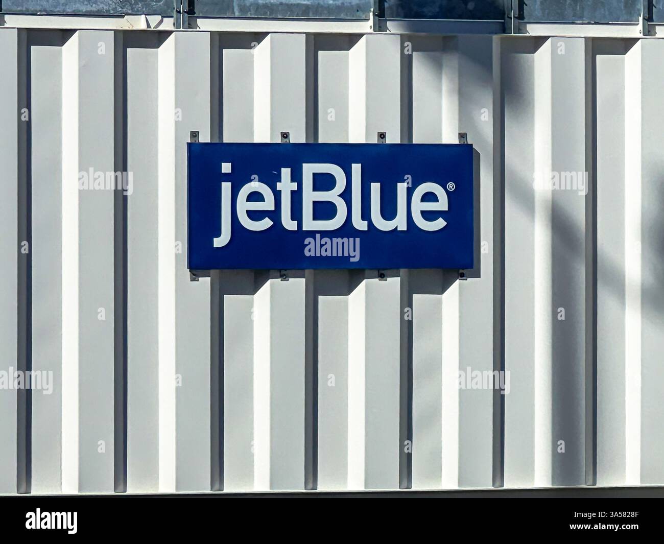Cartello Jet Blue all'esterno di un edificio presso l'Aeroporto Internazionale di Tampa. Tampa, Florida USA 19 marzo 2025 Foto Stock