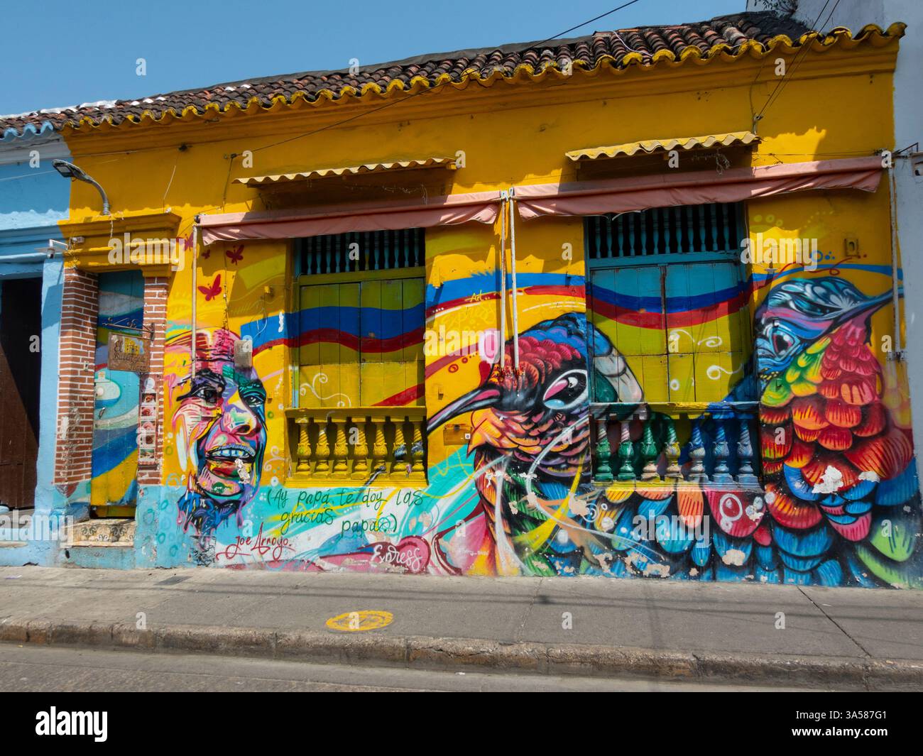 Colorate opere d'arte di graffiti in un edificio nel quartiere Getsemani, Cartagena, Colombia Foto Stock