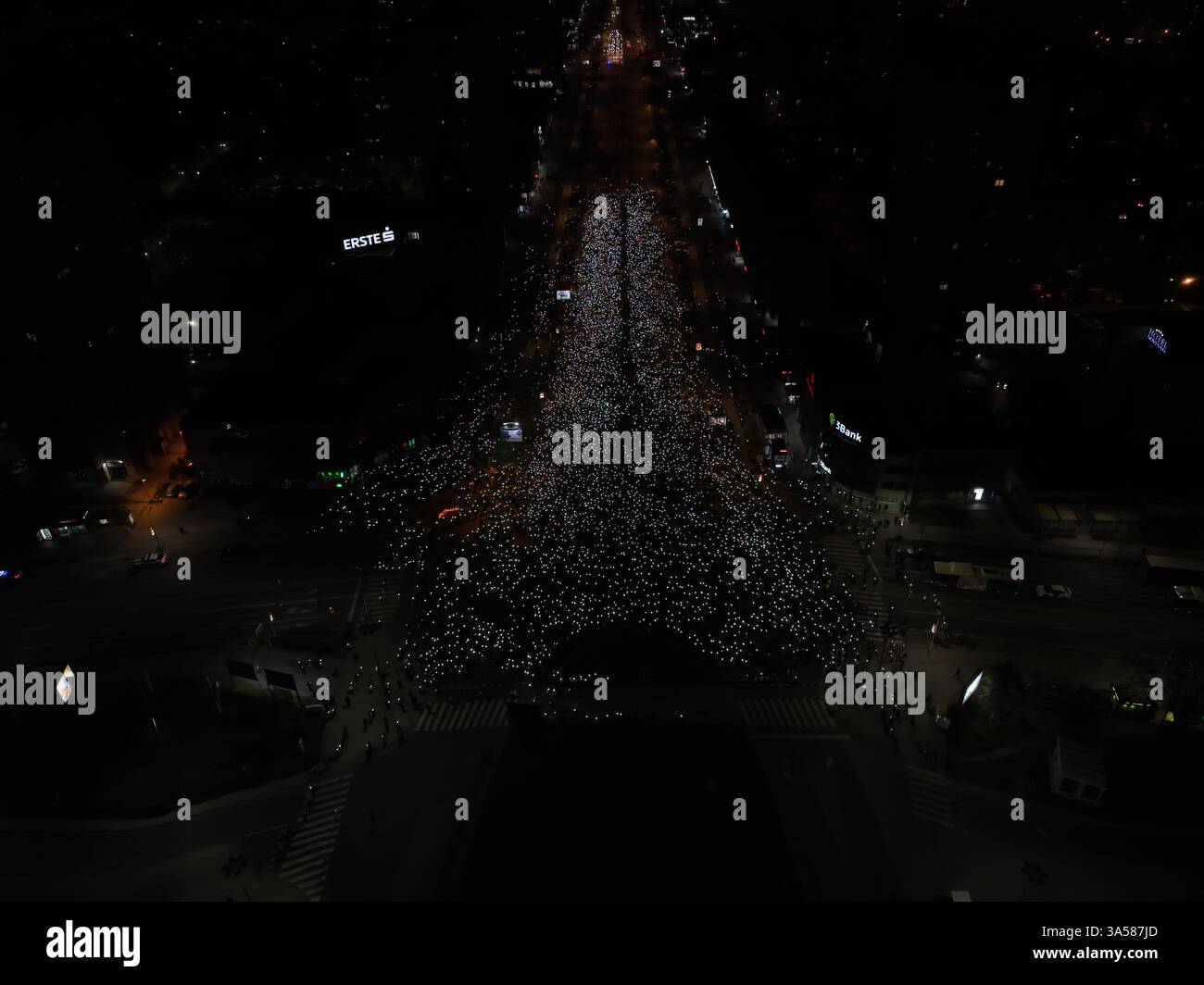 Novi Sad, Serbia. 21 marzo 2025. Persone che danno rispetto alla sedicesima vittima morta durante il crollo del tetto a Novi Sad credito: Marko Subotin/Alamy Foto Stock