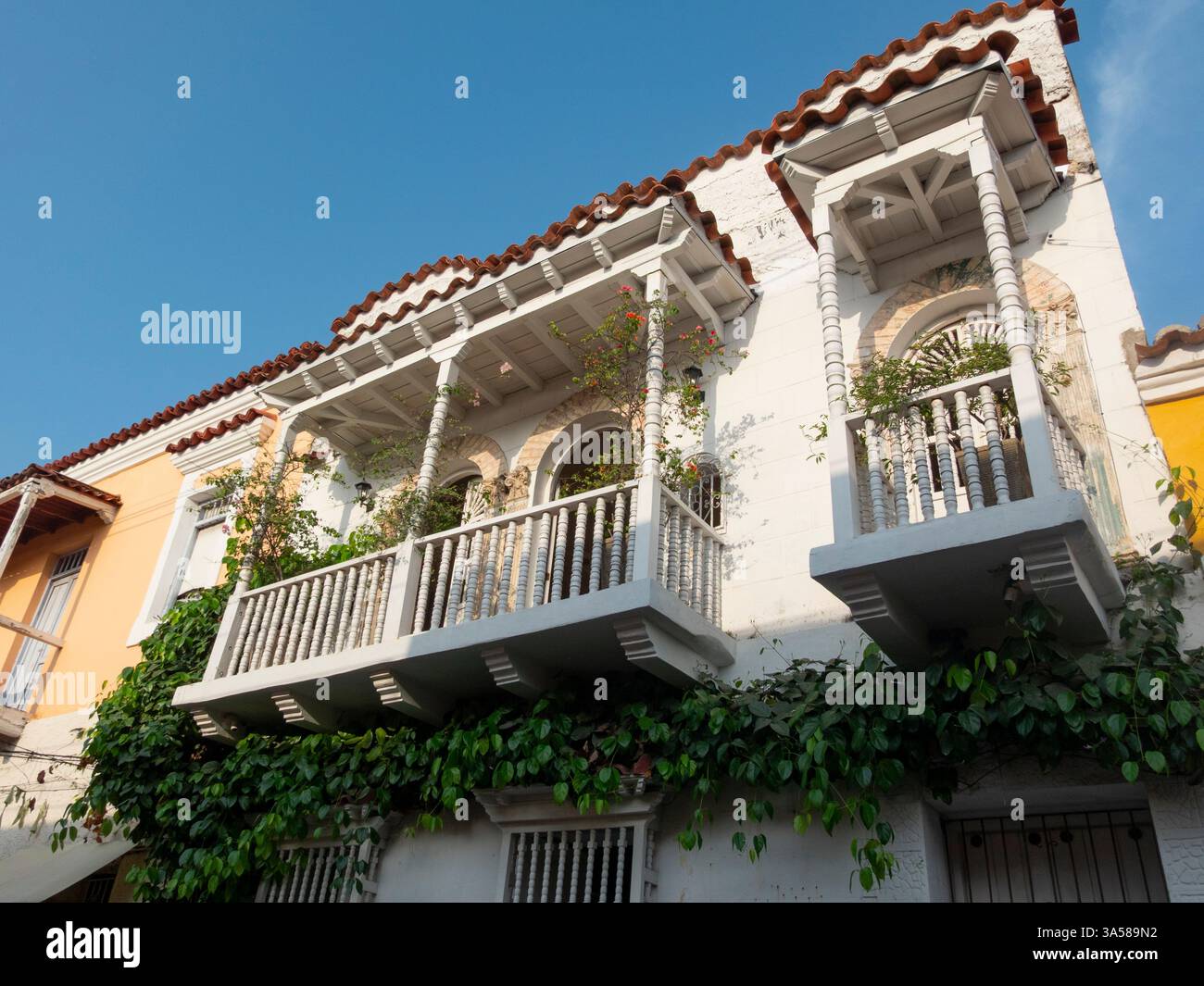 Vista di un'affascinante vecchia casa coloniale con balcone in una strada di Cartagena, Colombia Foto Stock