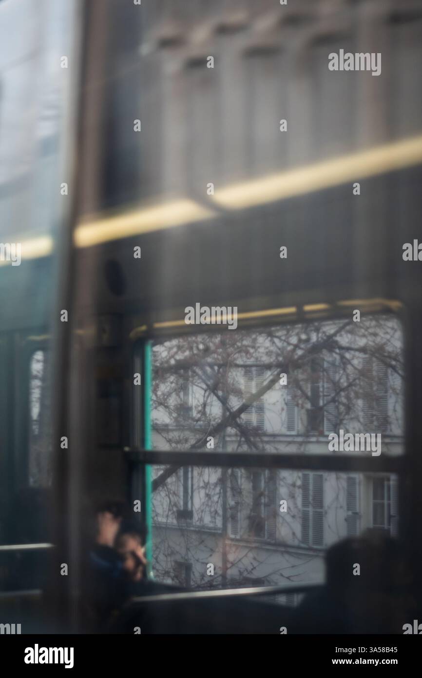 La donna della metropolitana nei quartieri di lusso - linea 6 a Parigi, Francia Foto Stock