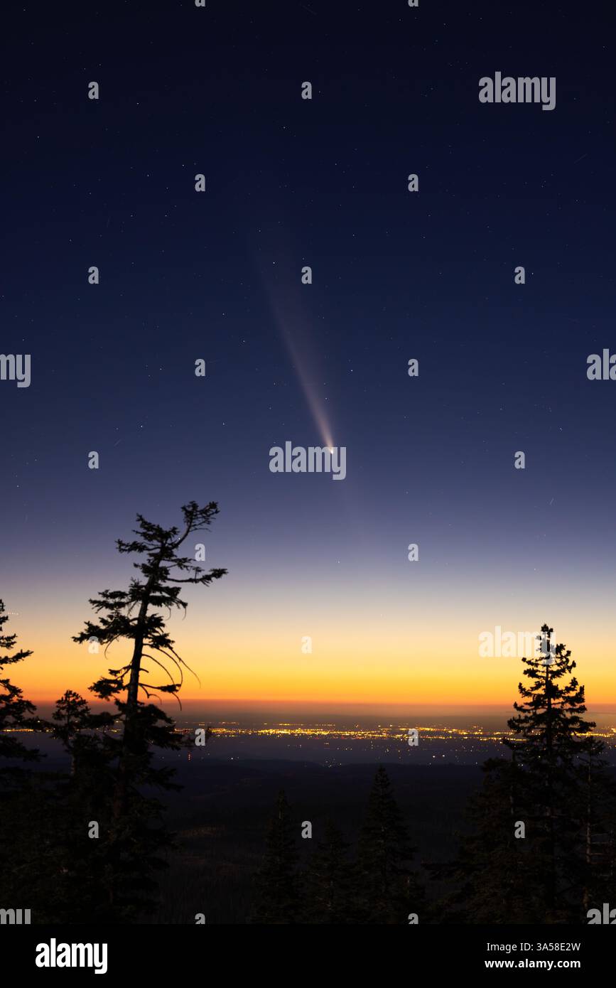 Cometa Tsuchinshan-ATLAS vista da Iron Mountain in California con le luci di Sacramento. Foto Stock
