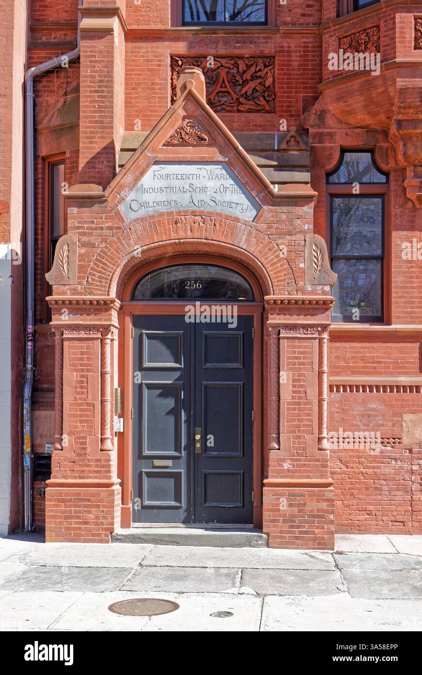 La Fourteenth Ward Industrial School, punto di riferimento di New York, al 256 di Mott Street, costruita dalla Children's Aid Society, è ora un appartamento cooperativo. Foto Stock