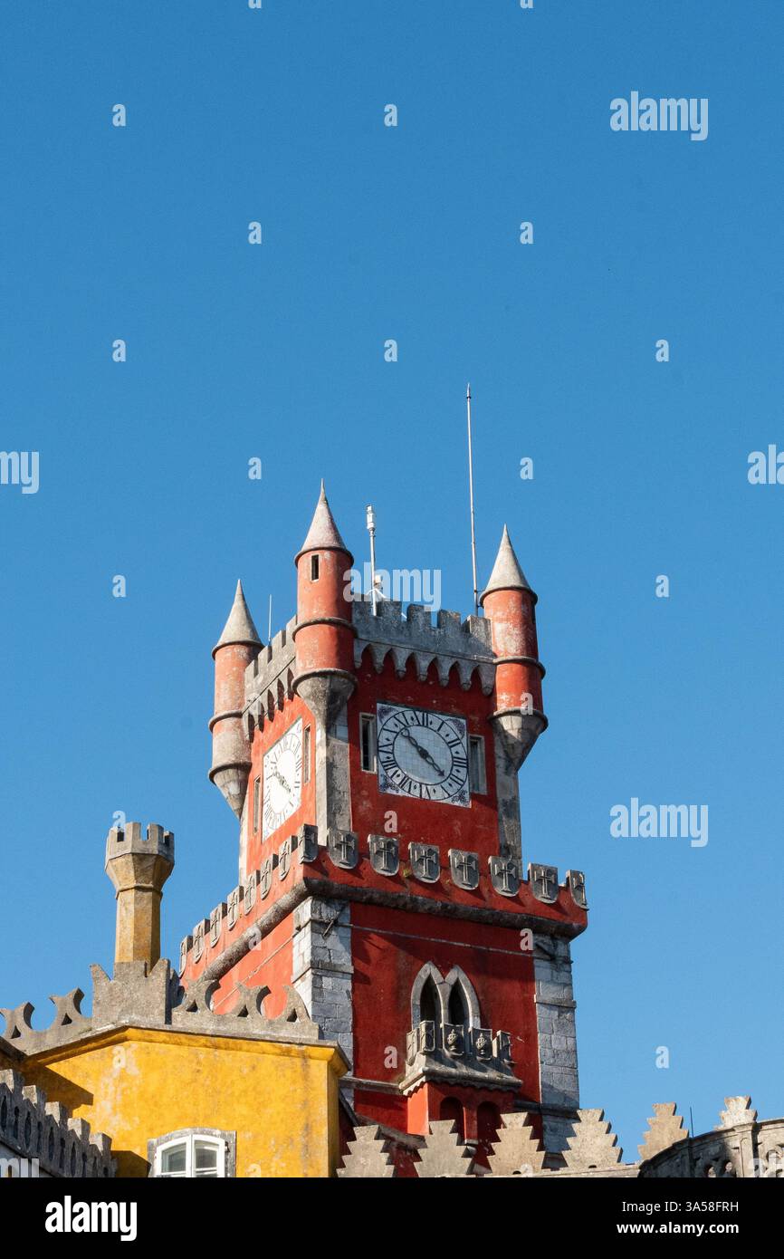 Sintra, Portogallo - Torre dell'Orologio decorata in rosso del Palazzo a pena, fuori Lisbona Foto Stock