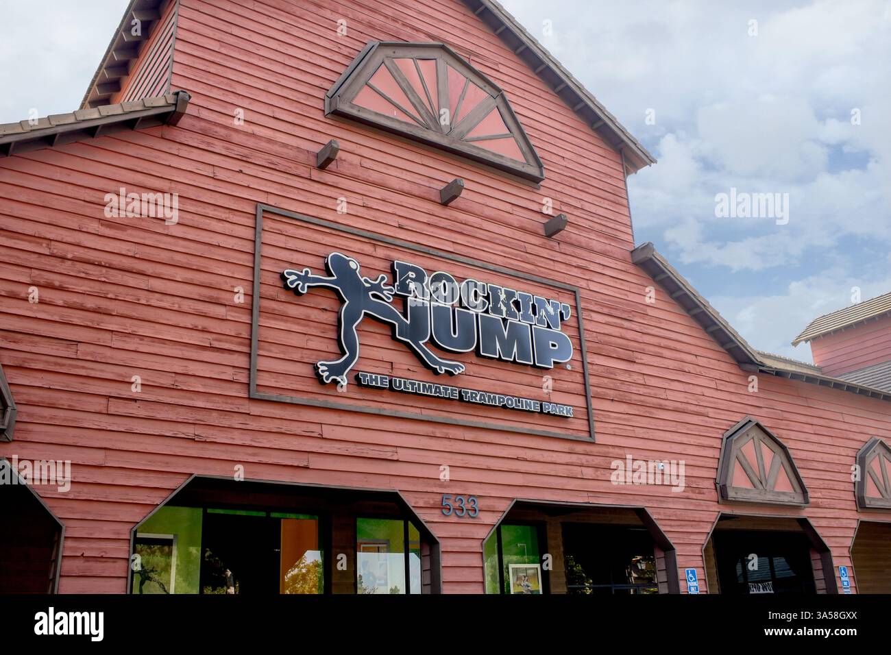 San Dimas, California, Stati Uniti - 07-11-2019: Una vista di un cartello con il negozio per il centro del parco dei trampolini conosciuto come Rockin' Jump. Foto Stock