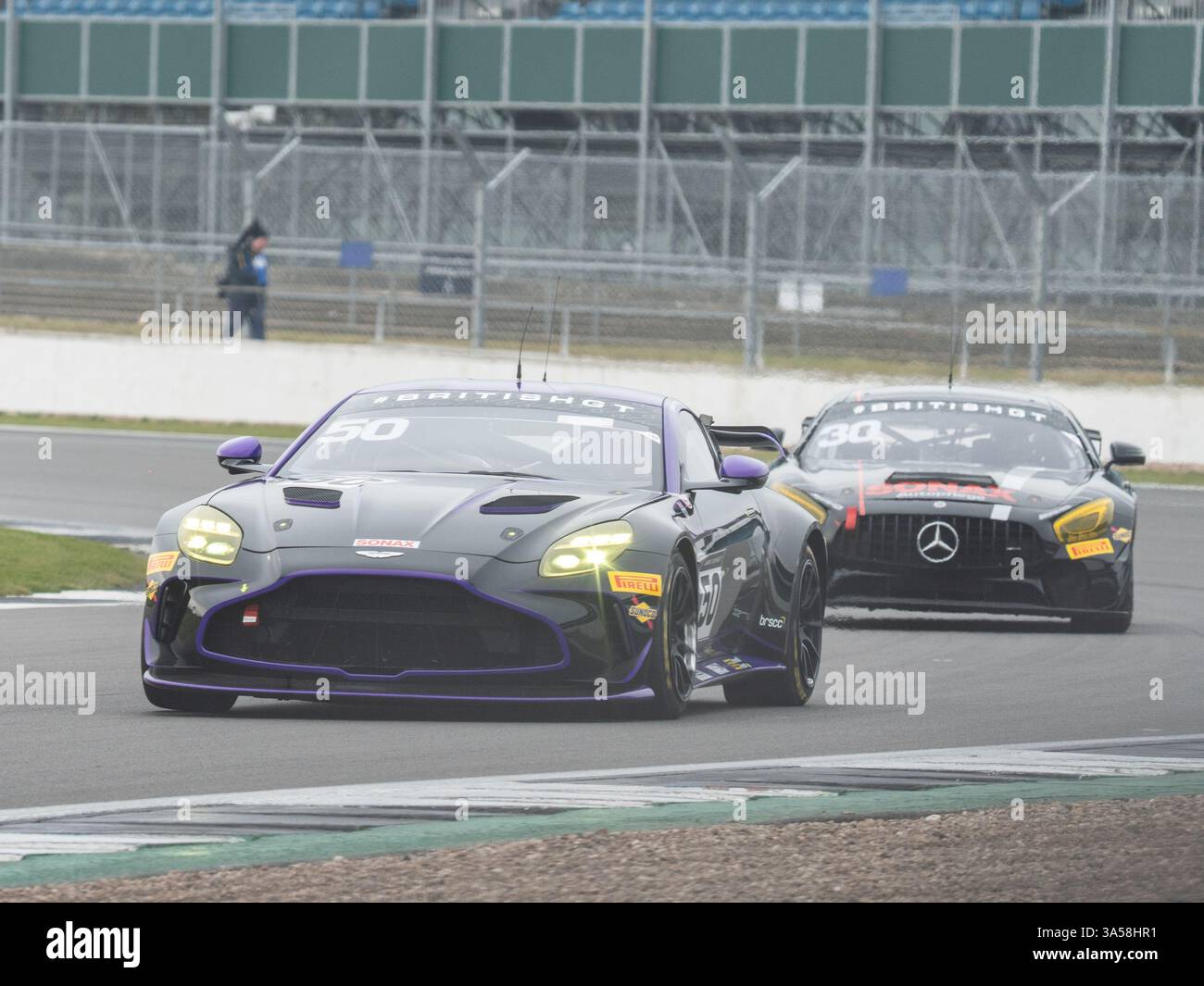 Silverstone, Northamptonshire, Regno Unito. 21 marzo 2025. La serie di corse automobilistiche British GT Championship ha tenuto una giornata media e di accesso pubblico sul circuito di Silverstone, i team sono scesi in pista in una sessione di prove per dare un primo sguardo ai partecipanti di quest'anno per i 2000 fan che hanno ottenuto i biglietti, seguito da una corsia di box aperta che includeva incontri e saluti con i team e i piloti. Credito Ian Knight/Alamy Live News Foto Stock