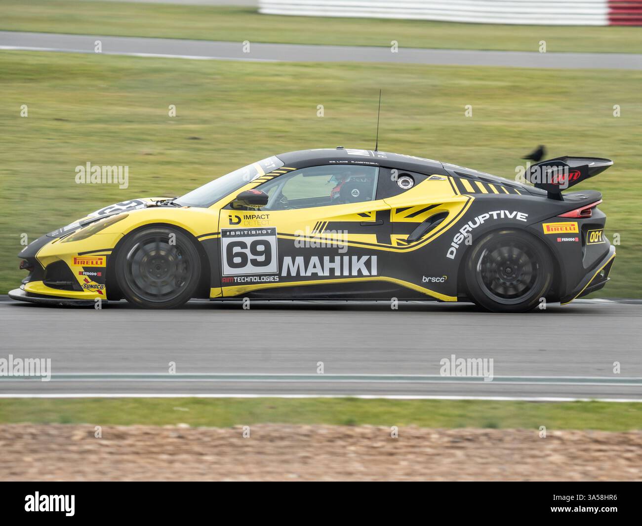 Silverstone, Northamptonshire, Regno Unito. 21 marzo 2025. La serie di corse automobilistiche British GT Championship ha tenuto una giornata media e di accesso pubblico sul circuito di Silverstone, i team sono scesi in pista in una sessione di prove per dare un primo sguardo ai partecipanti di quest'anno per i 2000 fan che hanno ottenuto i biglietti, seguito da una corsia di box aperta che includeva incontri e saluti con i team e i piloti. Credito Ian Knight/Alamy Live News Foto Stock