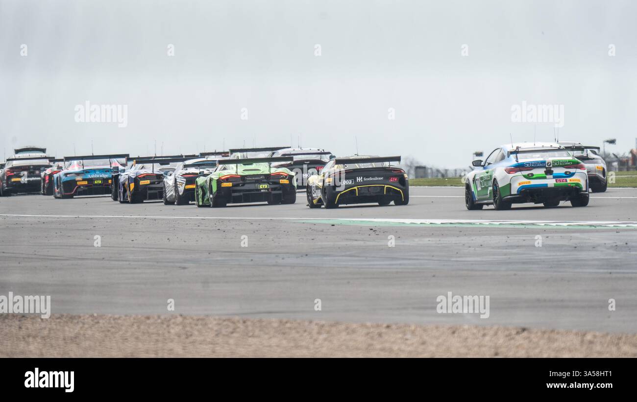 Silverstone, Northamptonshire, Regno Unito. 21 marzo 2025. La serie di corse automobilistiche British GT Championship ha tenuto una giornata media e di accesso pubblico sul circuito di Silverstone, i team sono scesi in pista in una sessione di prove per dare un primo sguardo ai partecipanti di quest'anno per i 2000 fan che hanno ottenuto i biglietti, seguito da una corsia di box aperta che includeva incontri e saluti con i team e i piloti. Credito Ian Knight/Alamy Live News Foto Stock