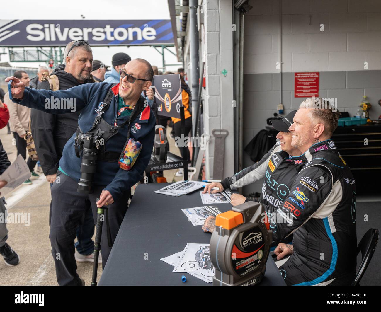 Silverstone, Northamptonshire, Regno Unito. 21 marzo 2025. La serie di corse automobilistiche British GT Championship ha tenuto una giornata media e di accesso pubblico sul circuito di Silverstone, i team sono scesi in pista in una sessione di prove per dare un primo sguardo ai partecipanti di quest'anno per i 2000 fan che hanno ottenuto i biglietti, seguito da una corsia di box aperta che includeva incontri e saluti con i team e i piloti. Credito Ian Knight/Alamy Live News Foto Stock
