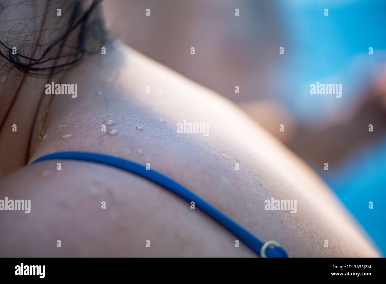 Una foto macro estremamente dettagliata che cattura gocce d'acqua scintillanti sulla pelle liscia, evidenziando texture, freschezza e bellezza naturale. Foto Stock