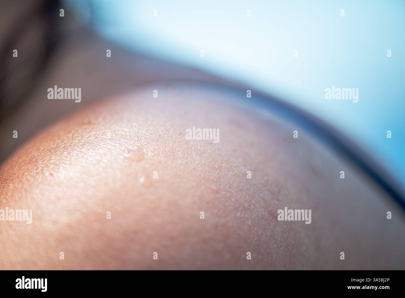 Una foto macro estremamente dettagliata che cattura gocce d'acqua scintillanti sulla pelle liscia, evidenziando texture, freschezza e bellezza naturale. Foto Stock