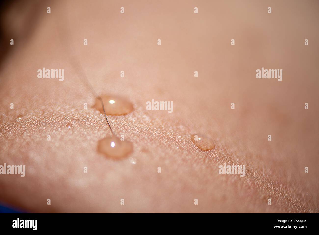 Una foto macro estremamente dettagliata che cattura gocce d'acqua scintillanti sulla pelle liscia, evidenziando texture, freschezza e bellezza naturale. Foto Stock