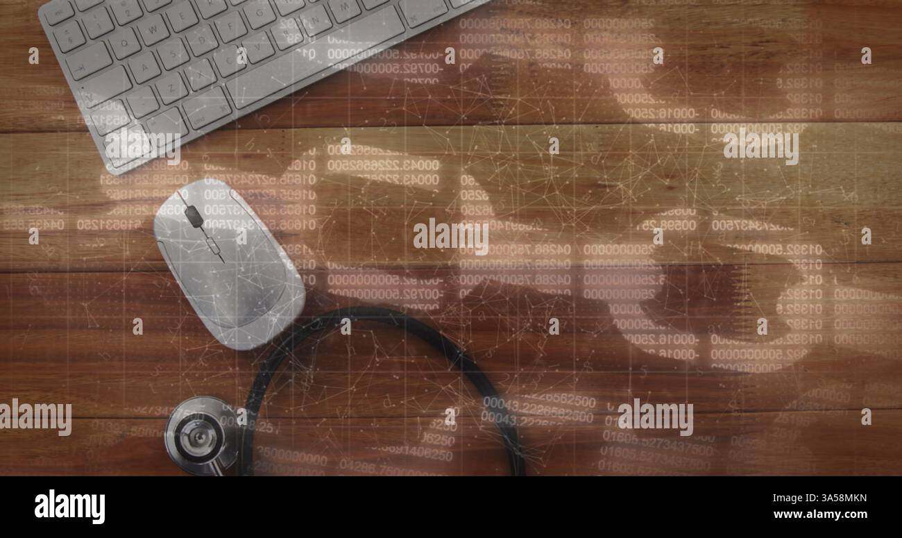 Tastiera, mouse e stetoscopio su scrivania in legno con sovrapposizione dell'interfaccia digitale Foto Stock