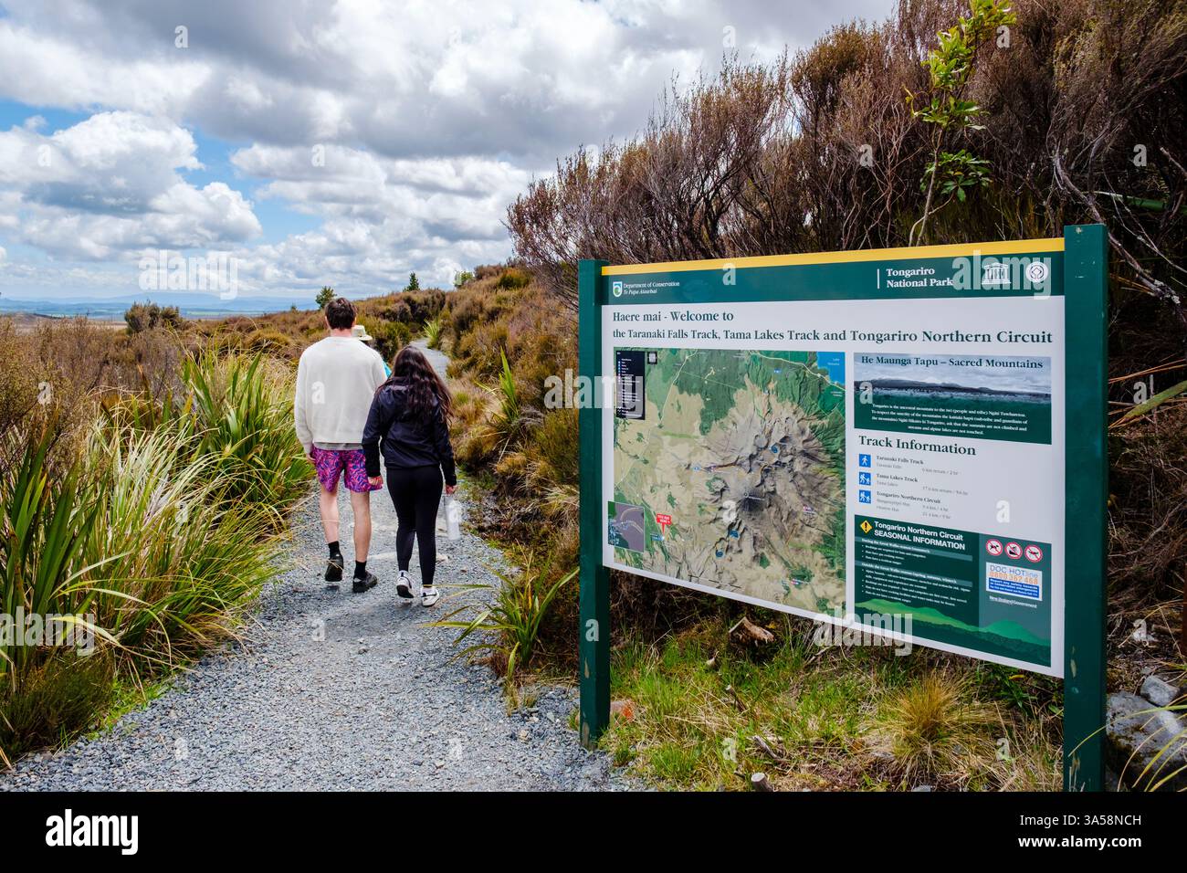 Persone, escursionisti al Taranaki Falls Track, Tama Lakes Track e Tongariro Northern Circuit Trail dirigono il Tongariro National Park, nuova Zelanda North Island Foto Stock