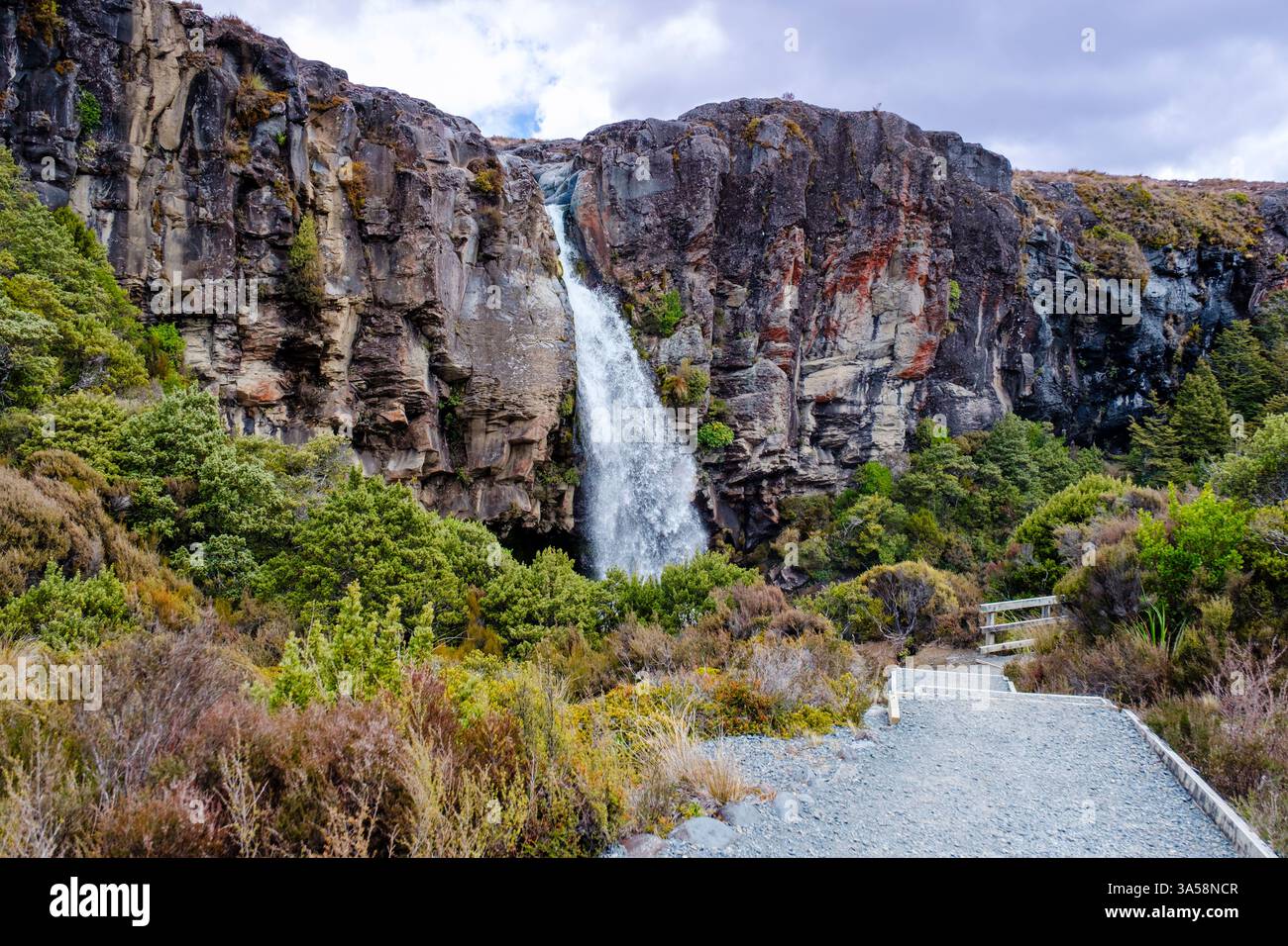 Vista delle Taranaki Falls e del sentiero escursionistico, sentiero del Tongariro Northern Circuit, Parco Nazionale di Tongariro, Isola del Nord della Nuova Zelanda, NZ Foto Stock