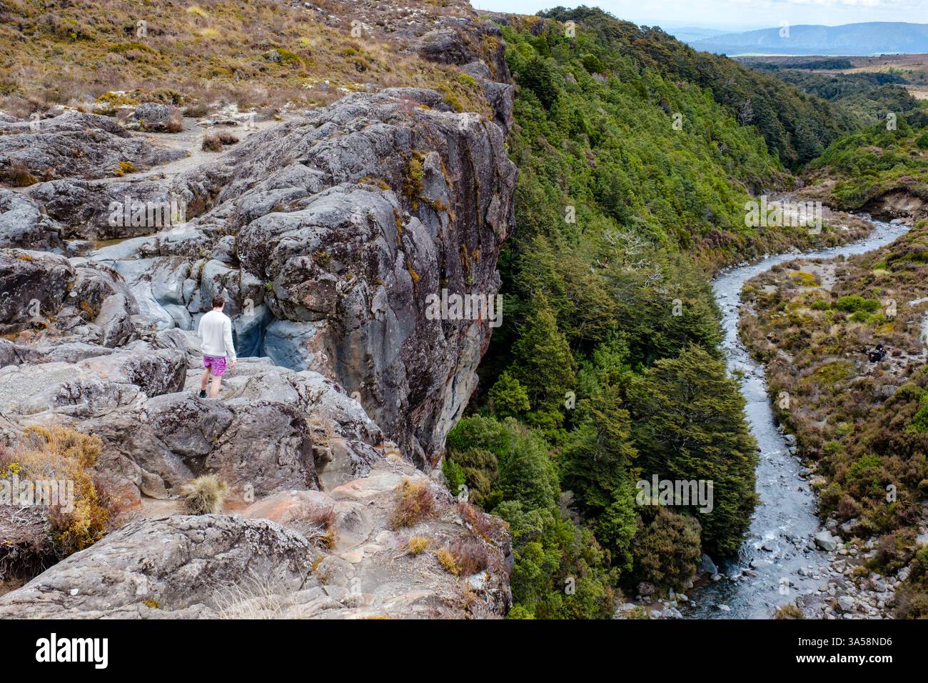 Escursione a piedi sulle scogliere vulcaniche del Taranaki Falls Track, Tongariro Northern Circuit Trail, Tongariro National Park, New Zealand North Island, nuova Zelanda Foto Stock
