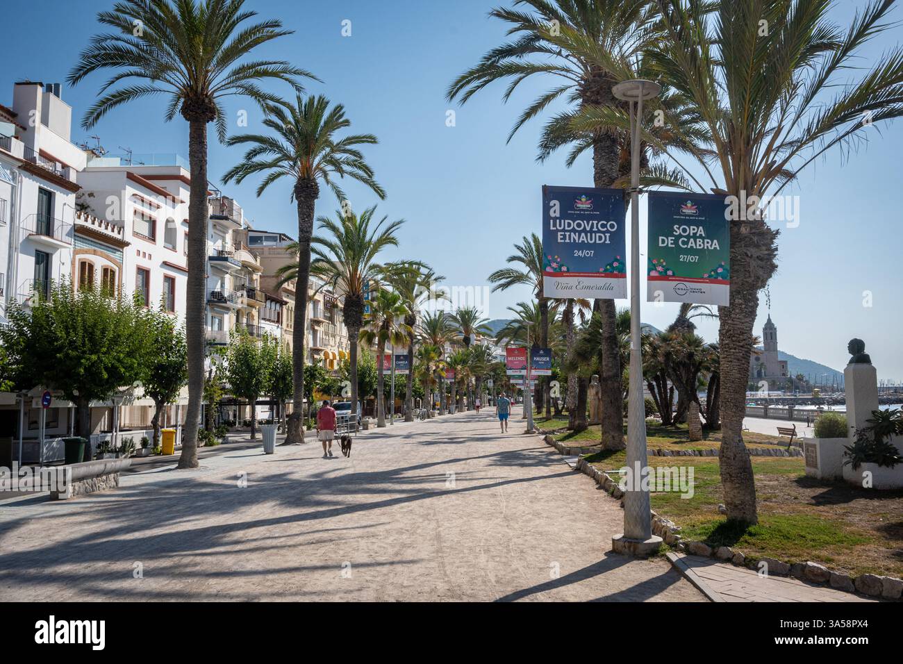 Una splendida giornata estiva con i pedoni sul Passeig Marítim in questa città di mare del centro in Catalogna. Foto Stock