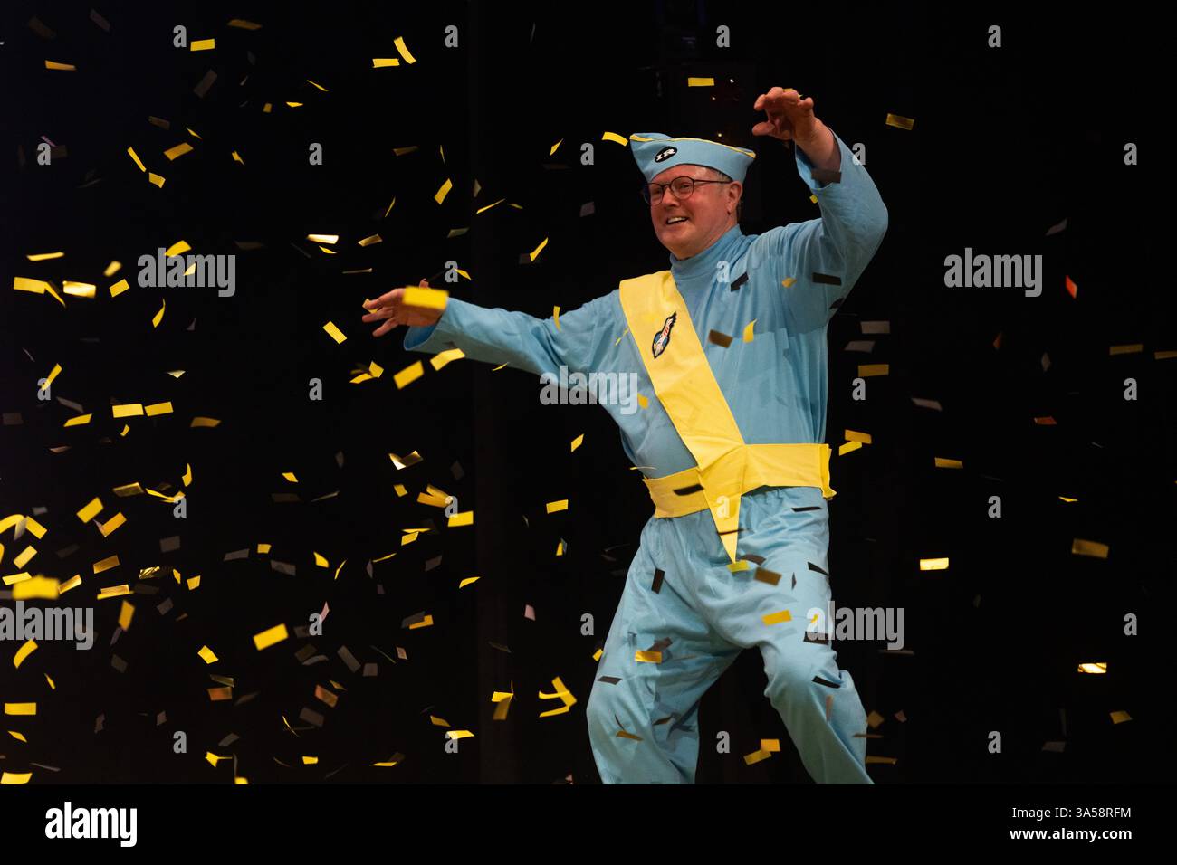 Harrogate, Regno Unito. 21 MARZO 2025. Il deputato Clive Jones, membro dei Liberal Democratici per Wokingham arriva sul palco vestito da Thunderbird il primo giorno della conferenza di primavera dei Liberal Democratici presso l'Harrogate Exhibition Centre nello Yorkshire. Credito Milo Chandler/Alamy Live News Foto Stock