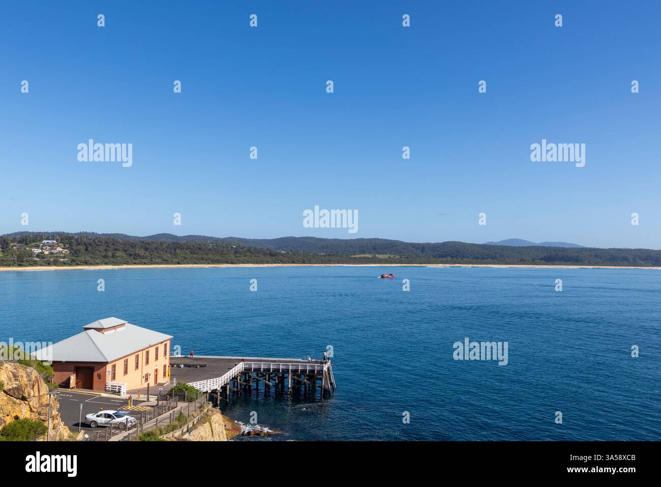 Tathra, città sulla costa meridionale del nuovo Galles del Sud, con il suo patrimonio culturale, il molo e il museo del molo di Tathra, costruito negli anni '1860, Australia, 2025. Foto Stock
