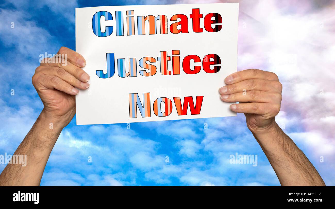 Immagine composita di una protesta contro la giustizia climatica, che mostra le mani con un cartello con scritto "Climate Justice Now". Questo rappresenta la protesta delle persone su questioni ambientali come il riscaldamento globale e il cambiamento climatico. Foto Stock