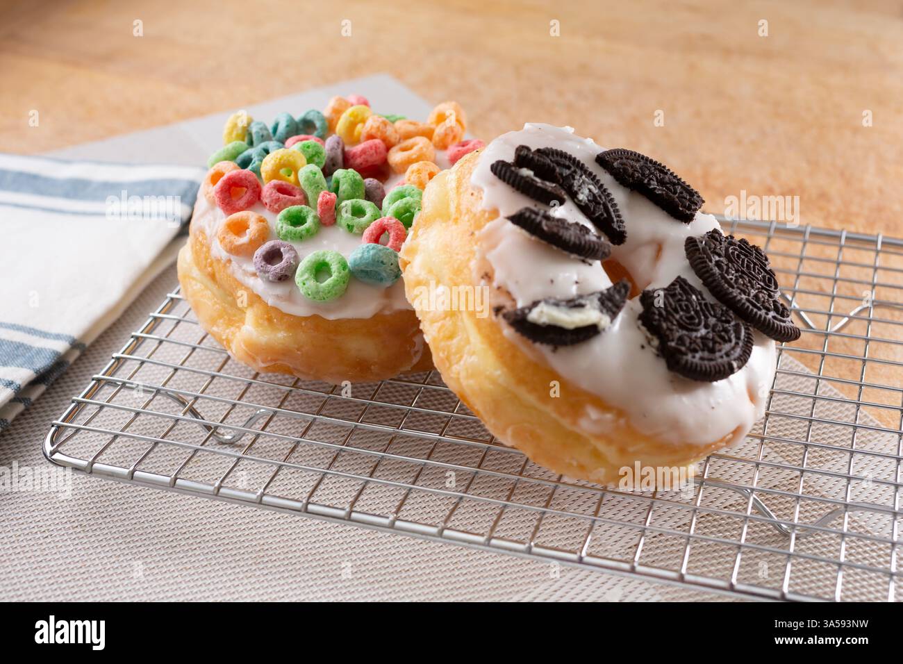 Newport Beach, California, Stati Uniti - 07-30-2019: Vista di una ciambella ricoperta di Oreo e di una ciambella ricoperta di Froot Loops. Foto Stock