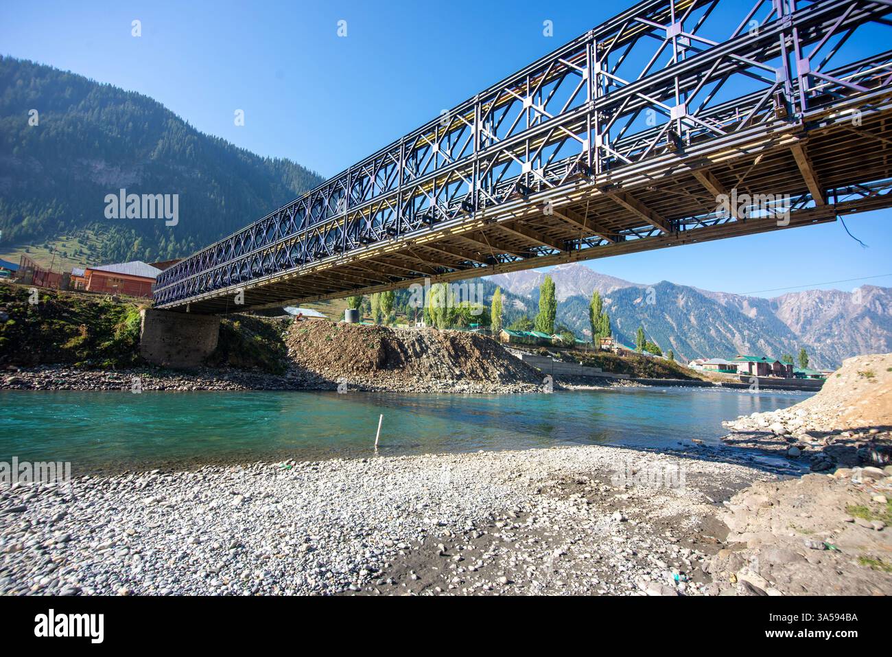 Ponte di ferro nella valle di Gurez, una valle panoramica dell'Himalaya nel Jammu e nel Kashmir. Foto Stock