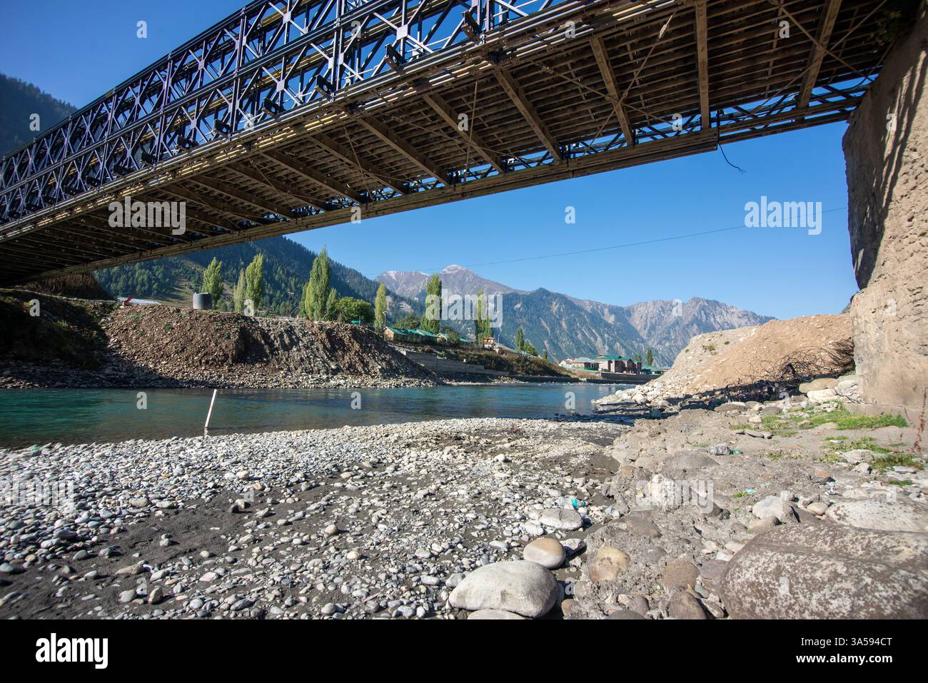 Ponte di ferro nella valle di Gurez, una valle panoramica dell'Himalaya nel Jammu e nel Kashmir. Foto Stock