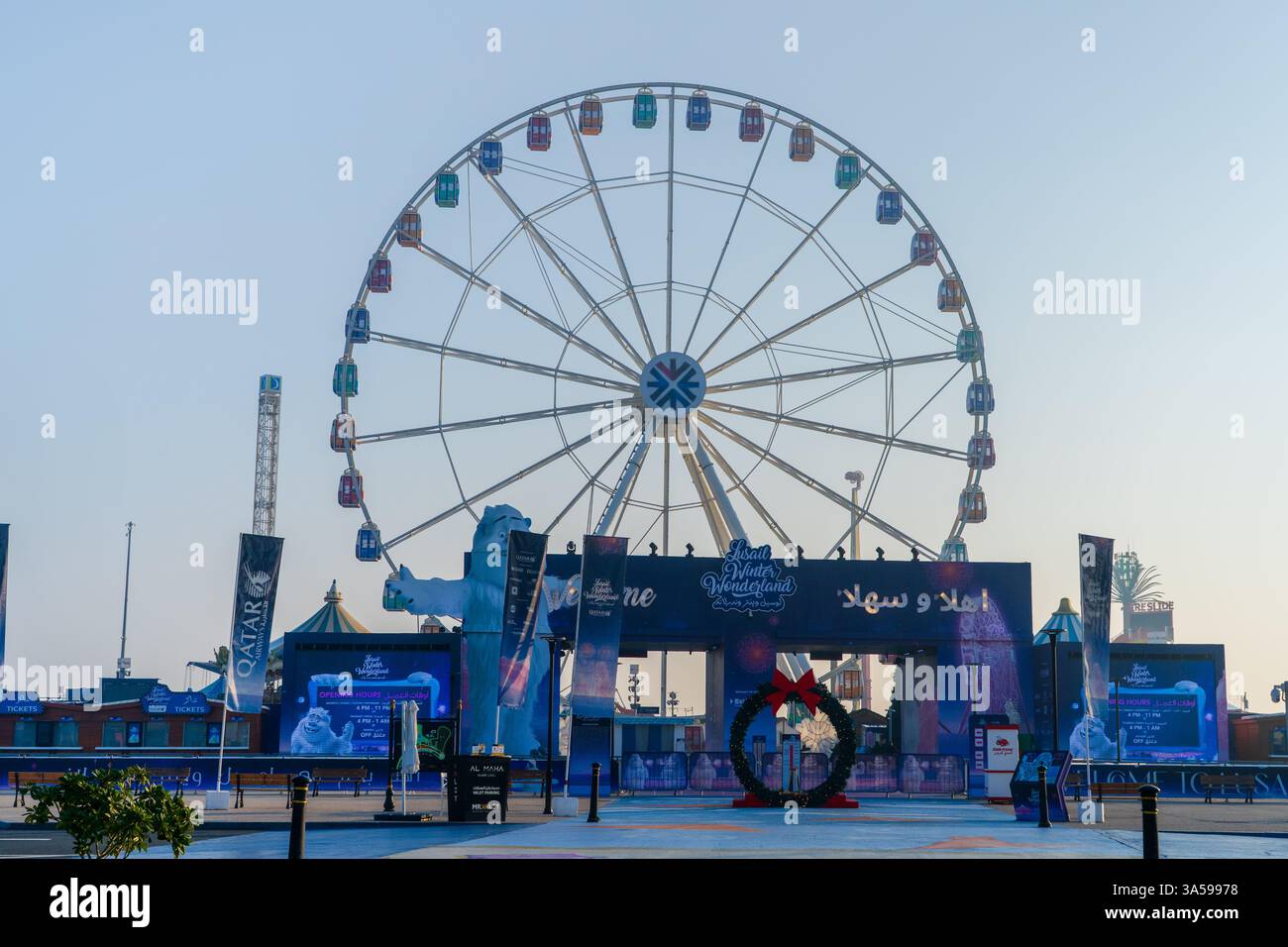 Lusail, Qatar - 24 febbraio 2025: Lusail Wonderland, un vivace parco divertimenti con giostre emozionanti, luci luminose e attrazioni per famiglie Foto Stock