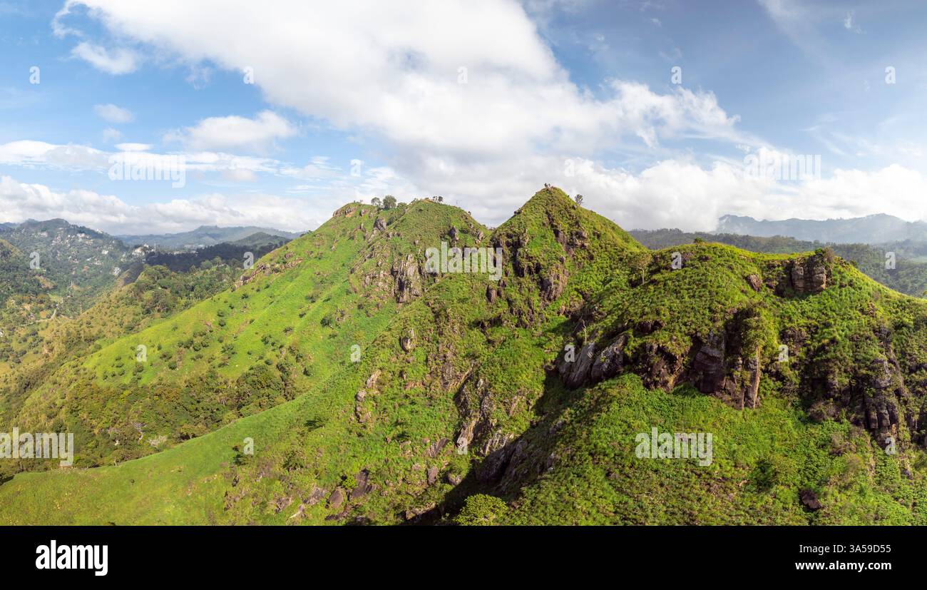 Little Adam's Peak a Ella, Sri Lanka, offre vedute panoramiche mozzafiato di lussureggianti colline verdi e scogliere aspre, rendendolo una destinazione perfetta per Foto Stock