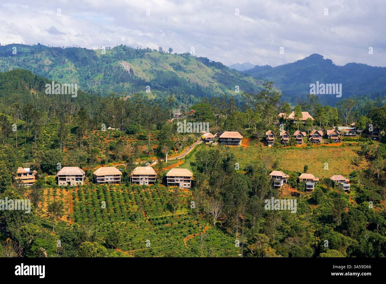 Gli eco-Lodge di lusso sulle lussureggianti colline di Ella, Sri Lanka, offrono un rifugio tranquillo con splendide viste sulle montagne, mescolando natura e comfort moderni Foto Stock