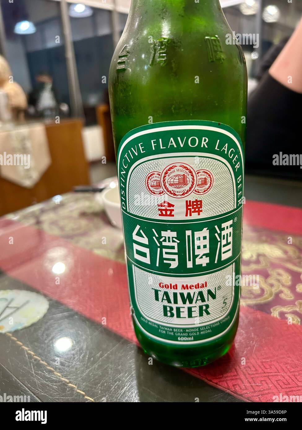 Yuchi, Taiwan, primo piano, bottiglia di birra locale, prodotto a Taiwan, regione turistica, 'Sun Moon Lake », alcol in diverse culture - Immagine stock catturata con smartphone