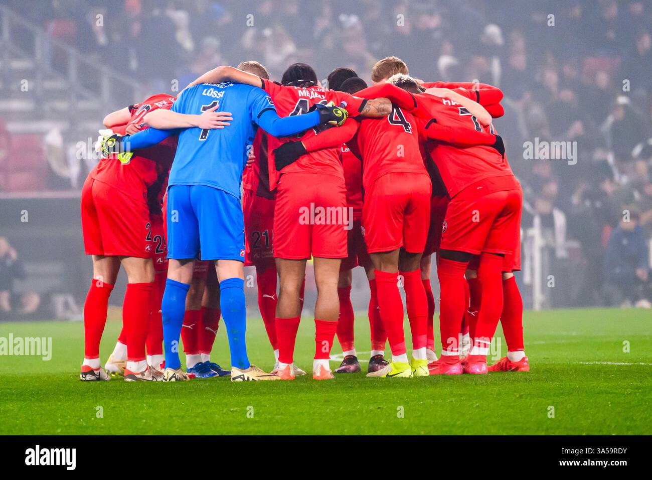 FC Midtjylland huddle inden kampstart. Superliga: FC København vs FC Midtjylland - 23.02.2025. København, Danmark. 23 febbraio 2025. Regno Unito: Superlig Foto Stock