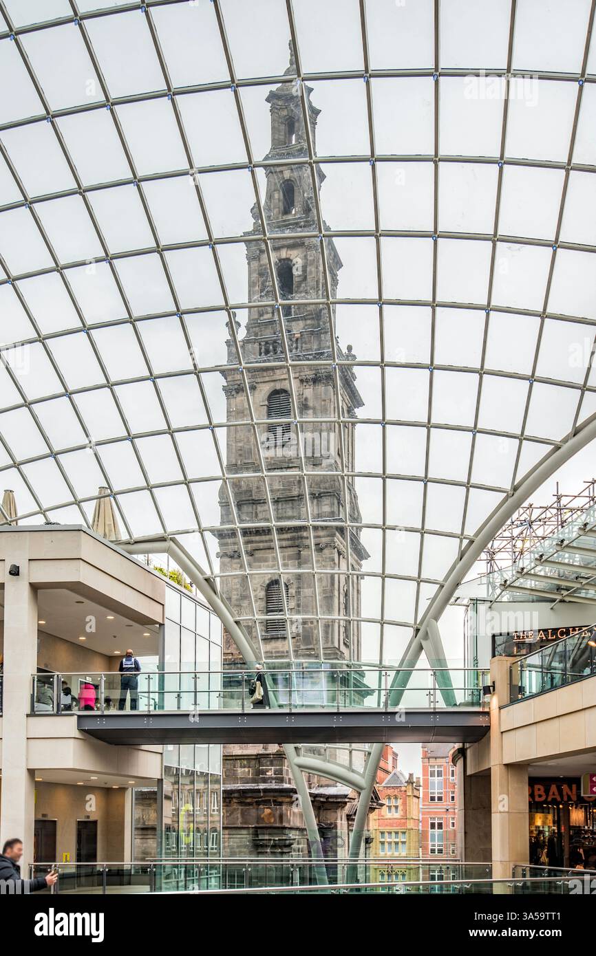 La Chiesa della Santissima Trinità può essere vista dall'iside The trinity Shopping Centre di Leeds. Foto Stock