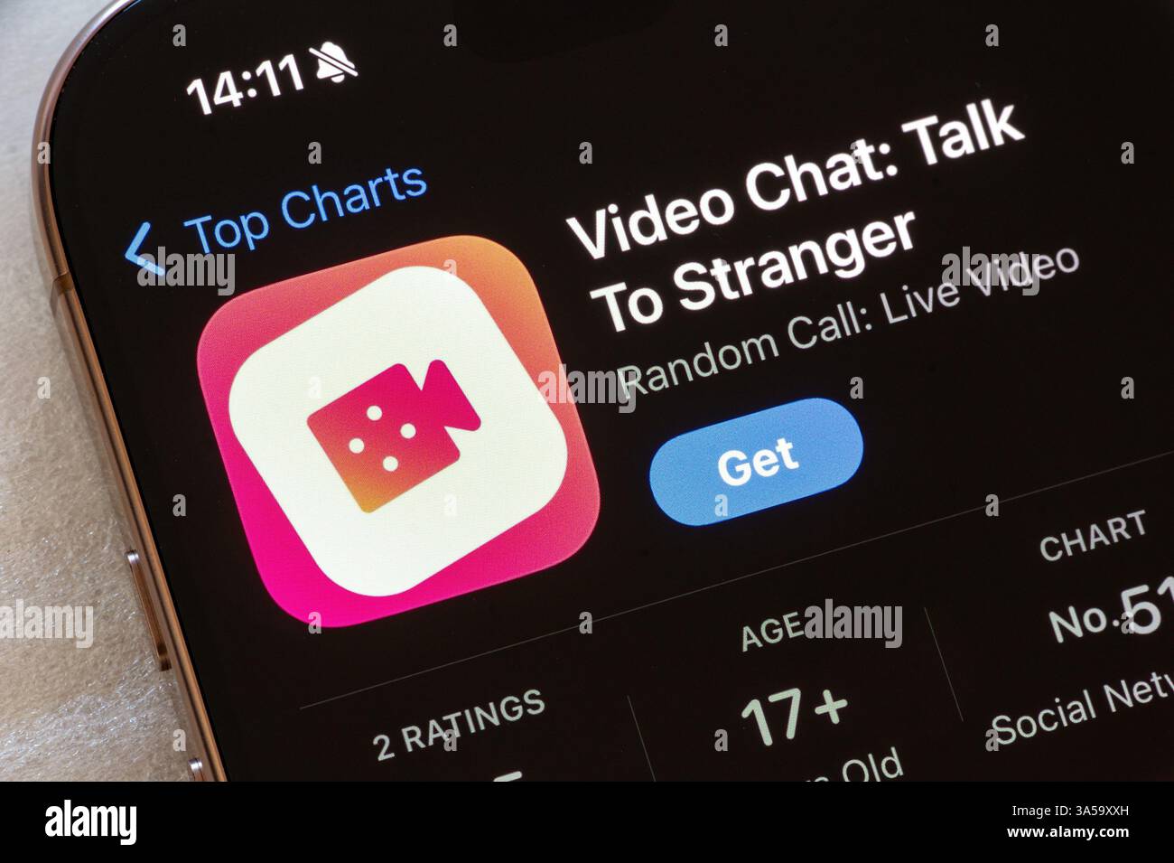 OSTRAVA, CECHIA - 23 NOVEMBRE 2024: App store con Video Chat Talk to Stranger Meetings e applicazione di messaggistica mobile da installare Foto Stock