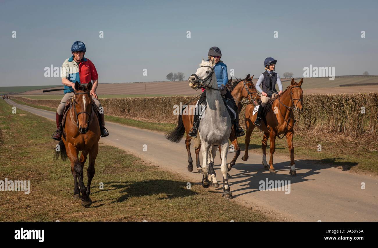 La più antica corsa di cavalli in Inghilterra, il Kiplingcotes Derby nello Yorkshire Wolds si svolge il terzo giovedì di marzo di ogni anno ed è stata fondata nel 1519. Se non dovesse succedere, sarà la fine di questo evento annuale e non accadrà mai più. Foto Stock