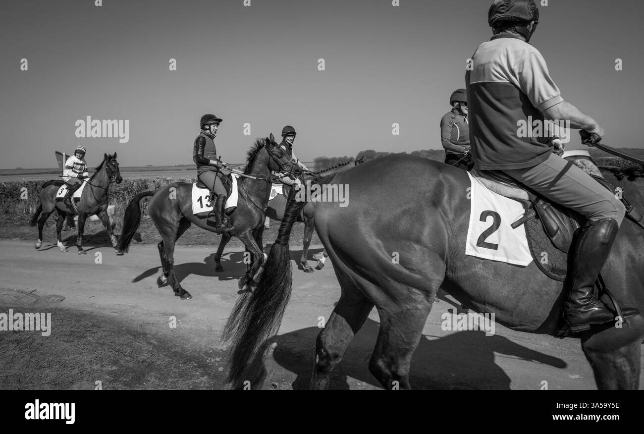 La più antica corsa di cavalli in Inghilterra, il Kiplingcotes Derby nello Yorkshire Wolds si svolge il terzo giovedì di marzo di ogni anno ed è stata fondata nel 1519. Se non dovesse succedere, sarà la fine di questo evento annuale e non accadrà mai più. Foto Stock